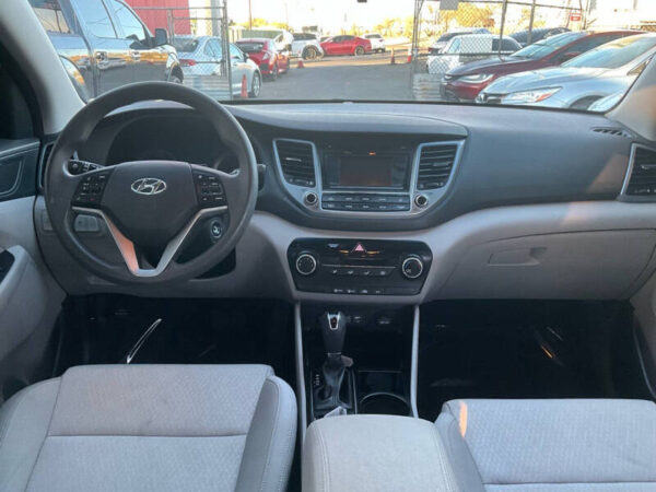 2017 Hyundai Tucson SE - Image 8