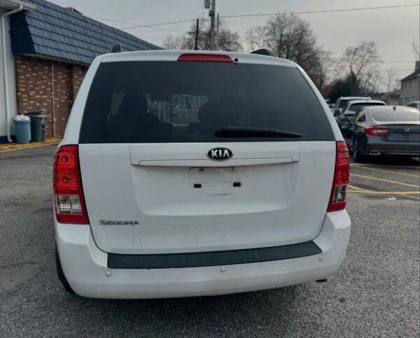 2014 Kia Sedona LX - Image 5