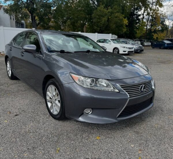 2015 Lexus ES 300h Hybrid - Image 2