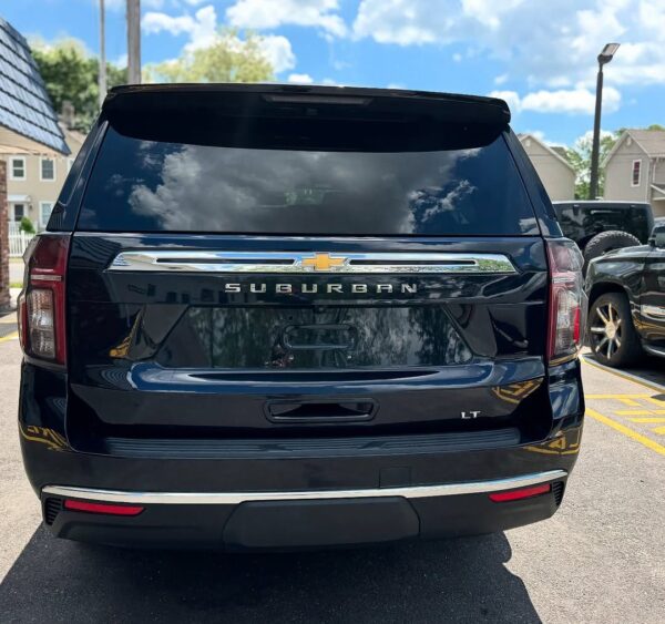 2023 Chevrolet Suburban LT 4x4 - Image 4