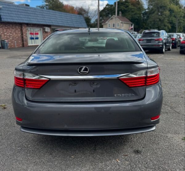 2015 Lexus ES 300h Hybrid - Image 4