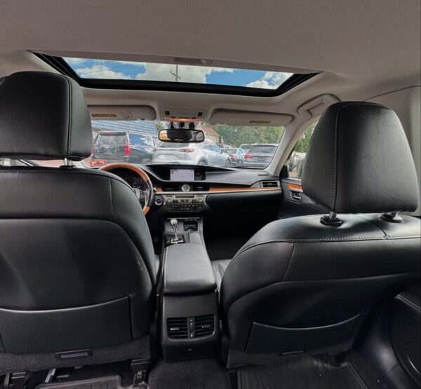 2015 Lexus ES 300h Hybrid - Image 3