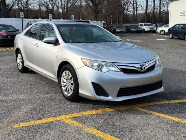 2014 Toyota Camry LE - Image 5