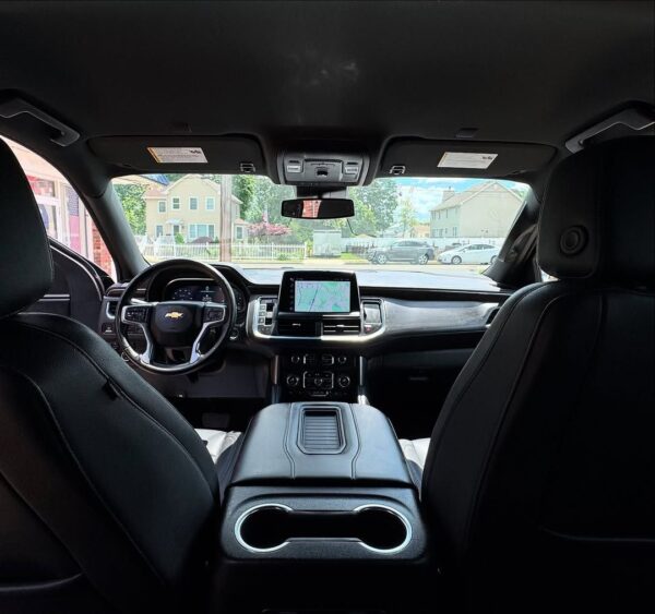 2023 Chevrolet Suburban LT 4x4 - Image 3