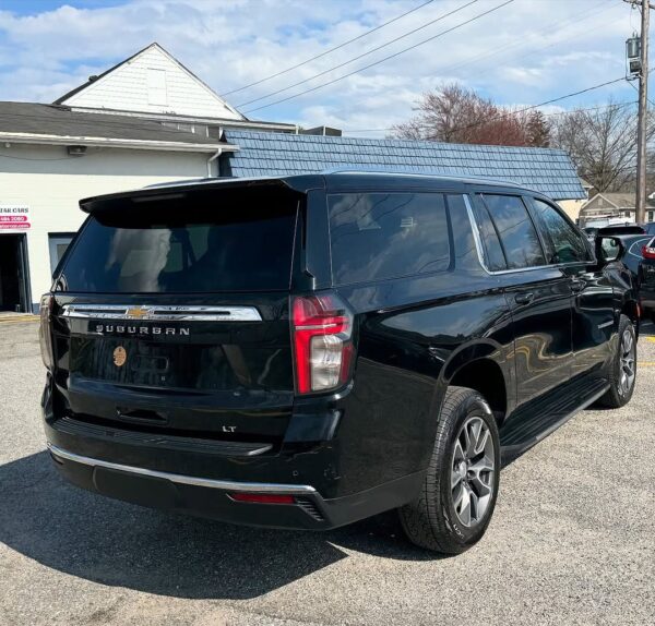 2022 Chevrolet Suburban LT 4X4 - Image 5