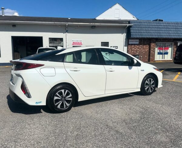 2017 Toyota Prime Prius - Image 4