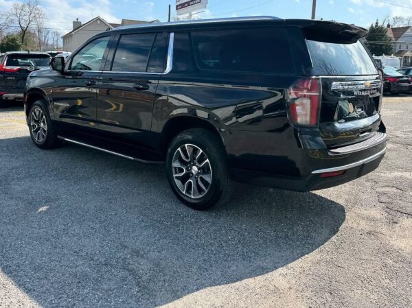 2022 Chevrolet Suburban LT 4X4 - Image 4