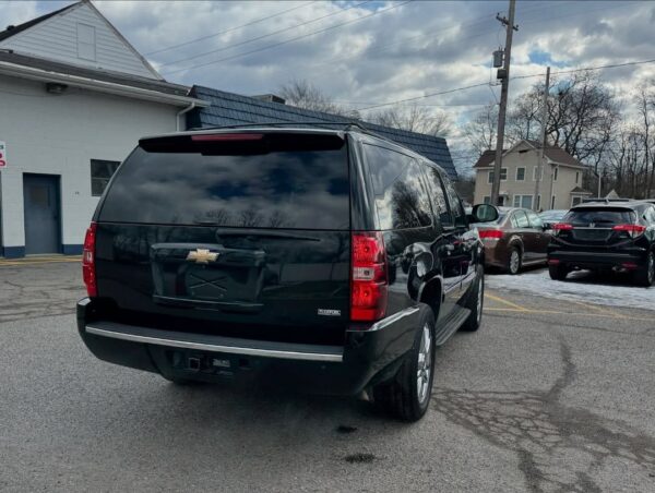 2009 Chevrolet Suburban LTZ - Image 4