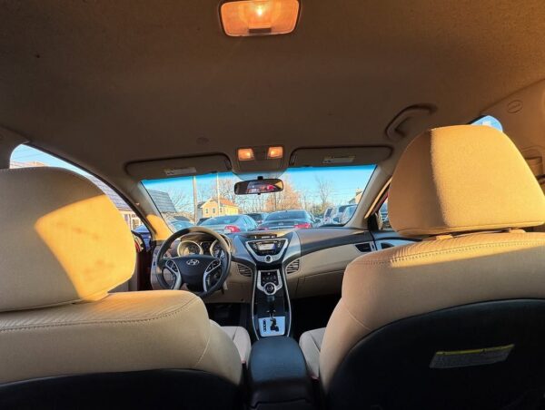 2012 Hyundai Elantra - Image 5